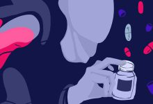 قوطی دارو در دست بیمار افسرده