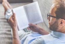 توسعه فردی مردی در حال کتاب خواندن
