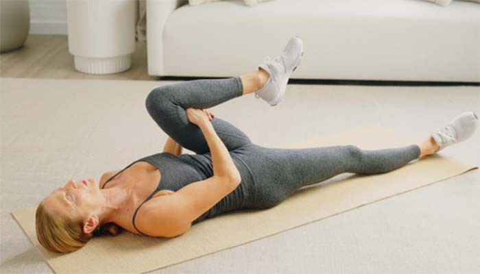 حرکات ورزشی کشش زانو به سینه تک پا (Single Knee-to-Chest Stretch)