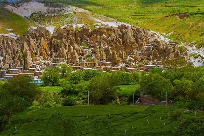 تبریز روستای کندوان: ییلاقهای سبز در دل صخرهها